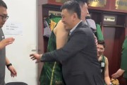 小金体育登录入口-胜深圳更衣室！全员兴奋氛围极佳，汉兹领奖发懵，王世龙得金链子